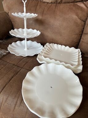 Source Unknown White Scalloped plastic Tiered Stand and Matching Plates